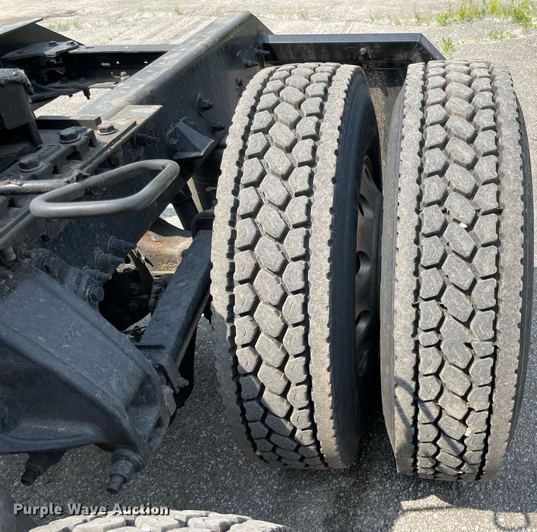 image for item LJ9684 2016 Kenworth T680  semi truck