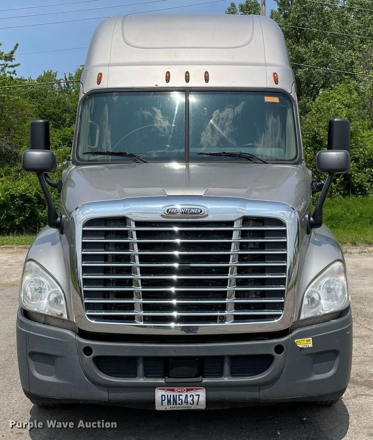 image for item LJ9685 2015 Freightliner Cascadia 125  semi truck