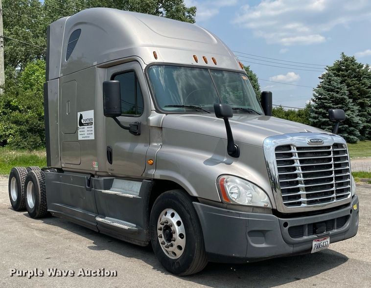 image for item LJ9685 2015 Freightliner Cascadia 125  semi truck