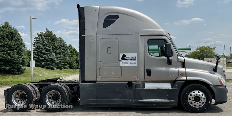 image for item LJ9685 2015 Freightliner Cascadia 125  semi truck