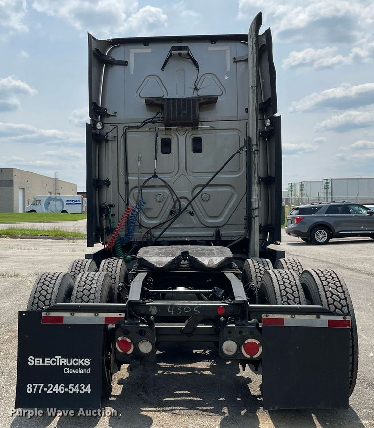 image for item LJ9685 2015 Freightliner Cascadia 125  semi truck