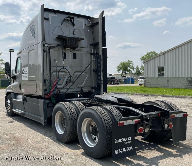 image for item LJ9685 2015 Freightliner Cascadia 125  semi truck