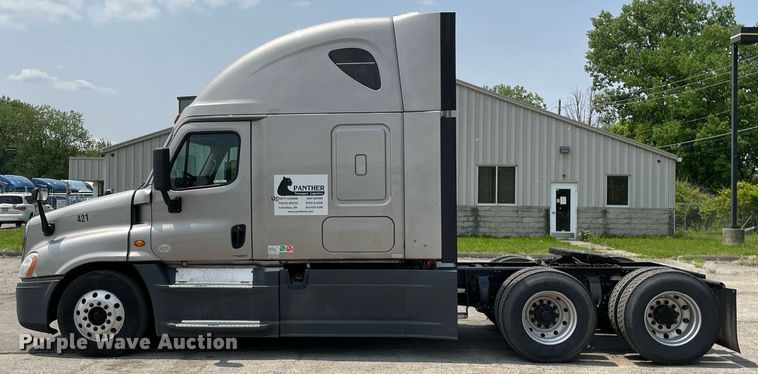image for item LJ9685 2015 Freightliner Cascadia 125  semi truck