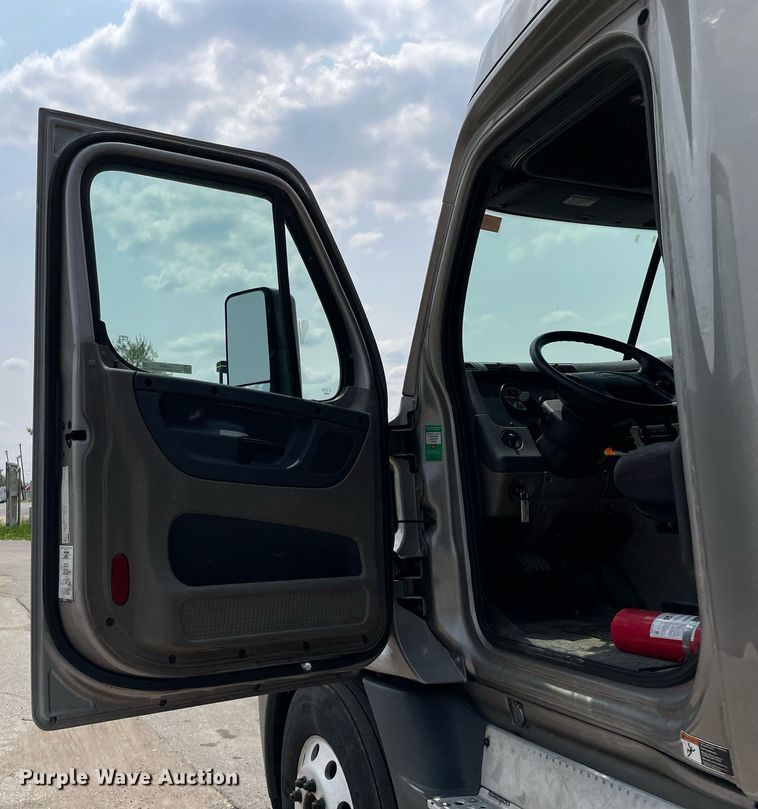 image for item LJ9685 2015 Freightliner Cascadia 125  semi truck