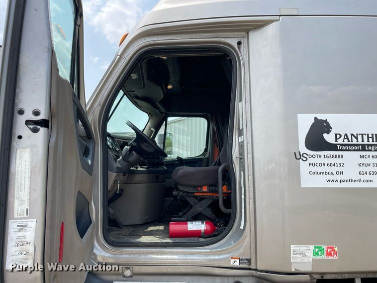 image for item LJ9685 2015 Freightliner Cascadia 125  semi truck