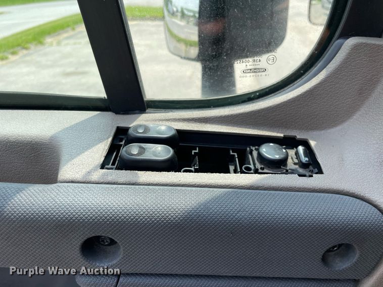 image for item LJ9685 2015 Freightliner Cascadia 125  semi truck