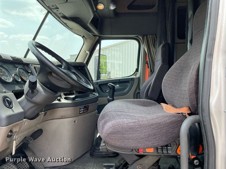 image for item LJ9685 2015 Freightliner Cascadia 125  semi truck