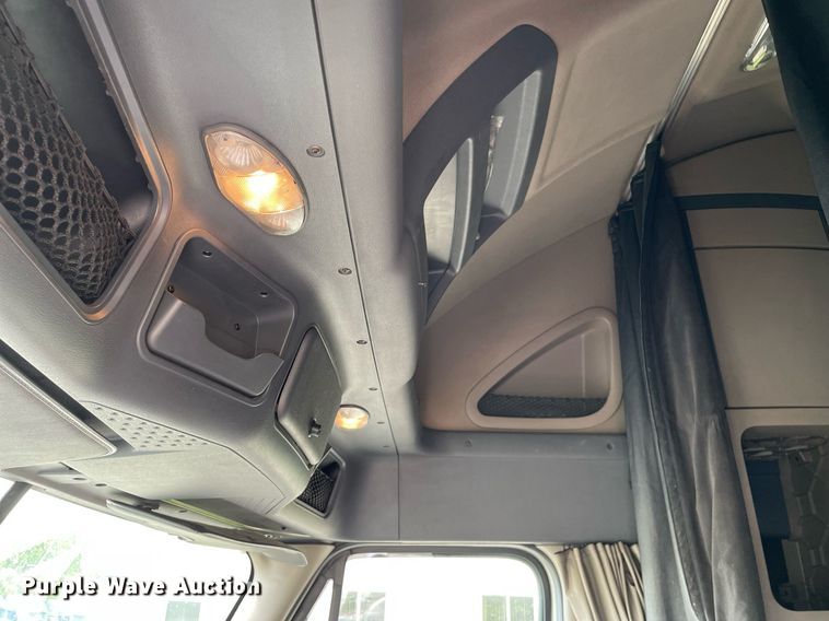 image for item LJ9685 2015 Freightliner Cascadia 125  semi truck