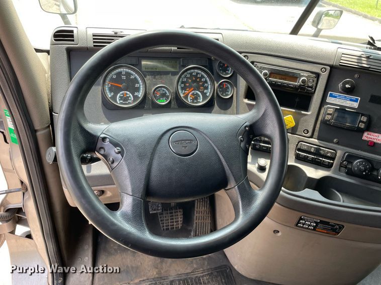 image for item LJ9685 2015 Freightliner Cascadia 125  semi truck