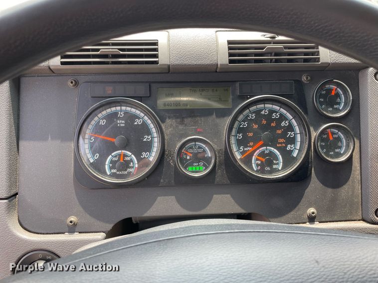 image for item LJ9685 2015 Freightliner Cascadia 125  semi truck