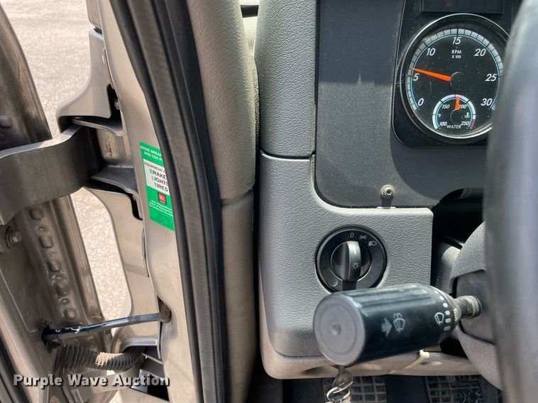 image for item LJ9685 2015 Freightliner Cascadia 125  semi truck