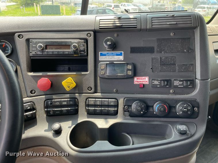 image for item LJ9685 2015 Freightliner Cascadia 125  semi truck