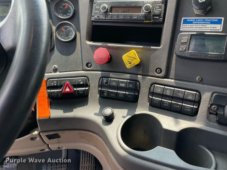 image for item LJ9685 2015 Freightliner Cascadia 125  semi truck