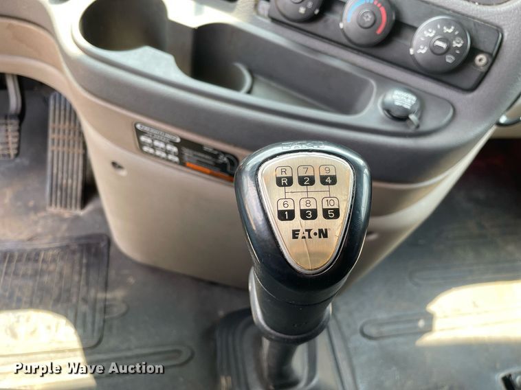 image for item LJ9685 2015 Freightliner Cascadia 125  semi truck