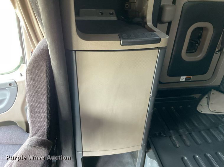 image for item LJ9685 2015 Freightliner Cascadia 125  semi truck