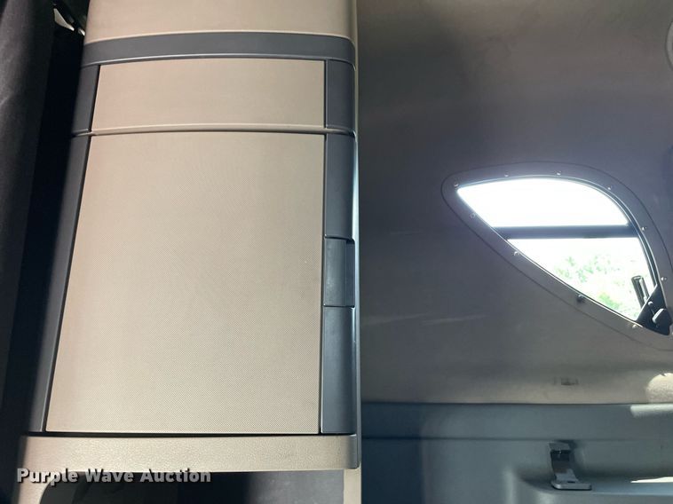 image for item LJ9685 2015 Freightliner Cascadia 125  semi truck