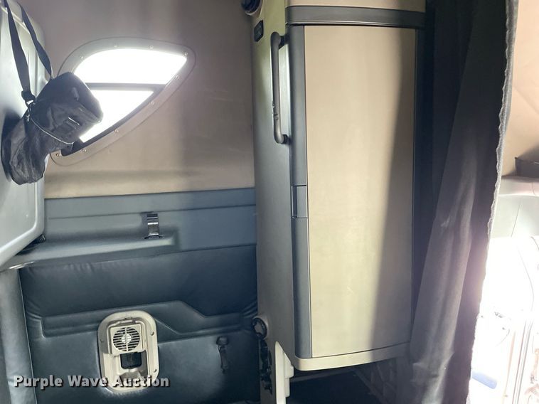 image for item LJ9685 2015 Freightliner Cascadia 125  semi truck