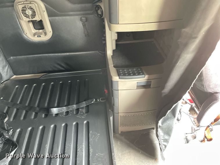 image for item LJ9685 2015 Freightliner Cascadia 125  semi truck