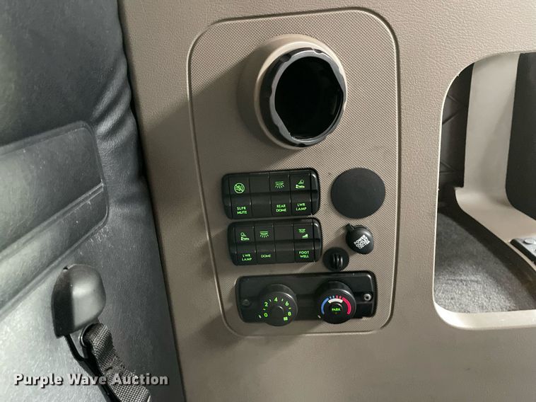 image for item LJ9685 2015 Freightliner Cascadia 125  semi truck