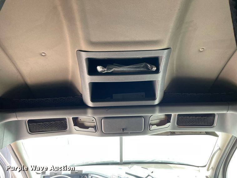 image for item LJ9685 2015 Freightliner Cascadia 125  semi truck