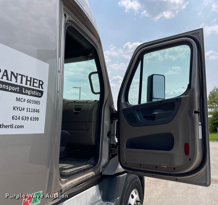 image for item LJ9685 2015 Freightliner Cascadia 125  semi truck