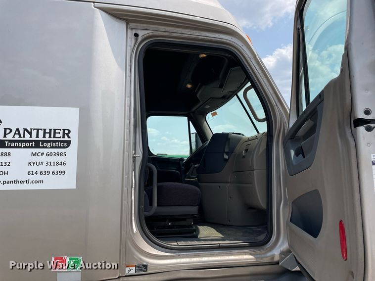 image for item LJ9685 2015 Freightliner Cascadia 125  semi truck