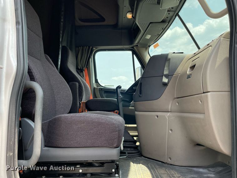 image for item LJ9685 2015 Freightliner Cascadia 125  semi truck