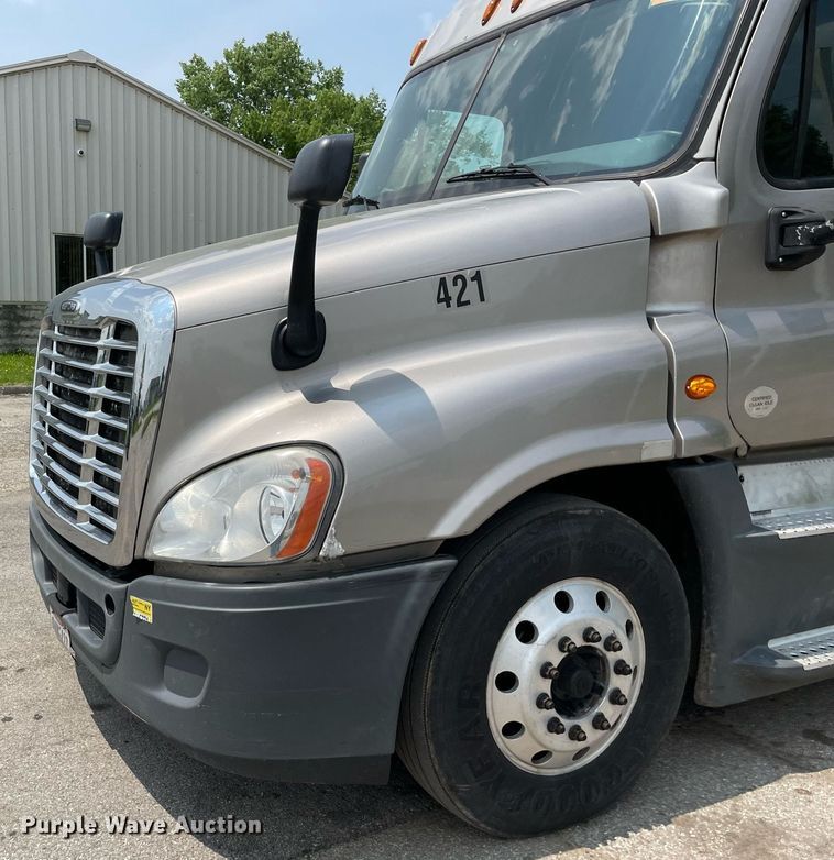 image for item LJ9685 2015 Freightliner Cascadia 125  semi truck