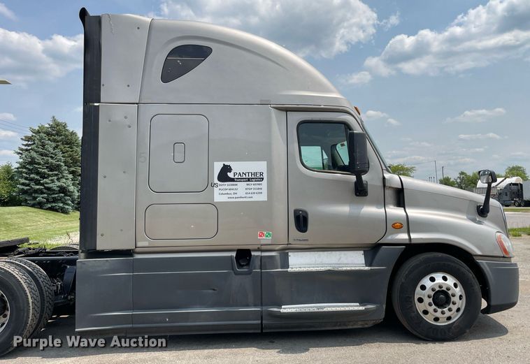 image for item LJ9685 2015 Freightliner Cascadia 125  semi truck