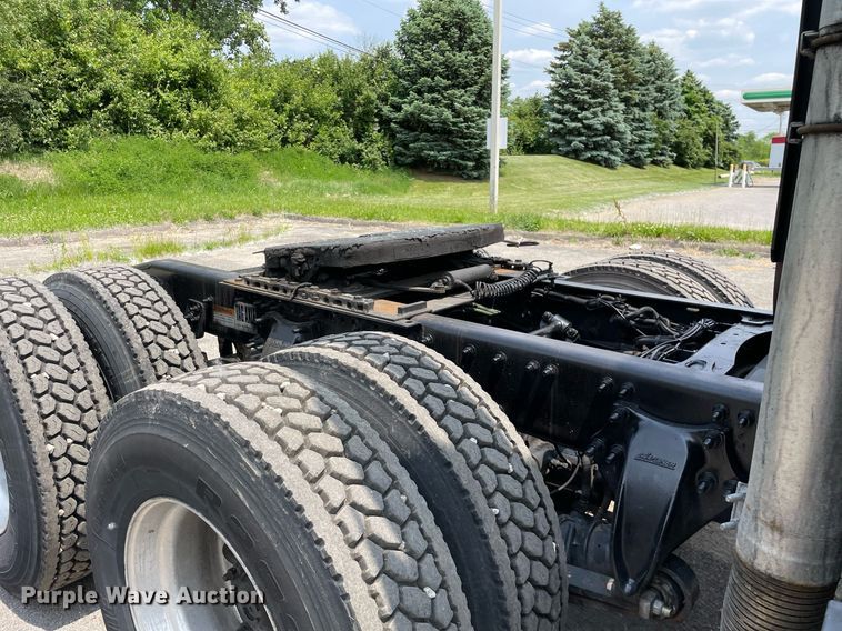 image for item LJ9685 2015 Freightliner Cascadia 125  semi truck