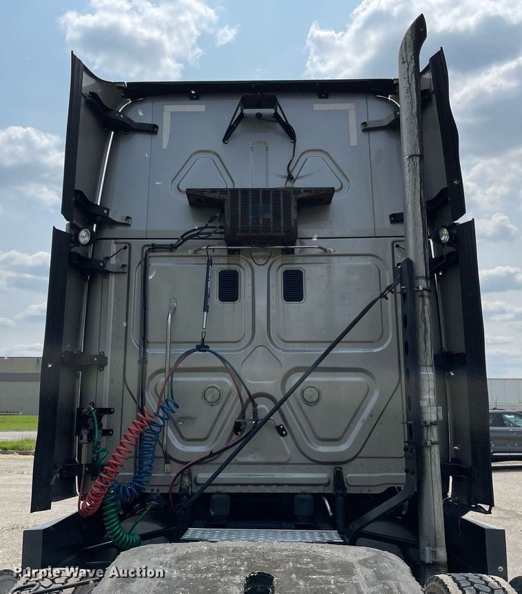 image for item LJ9685 2015 Freightliner Cascadia 125  semi truck