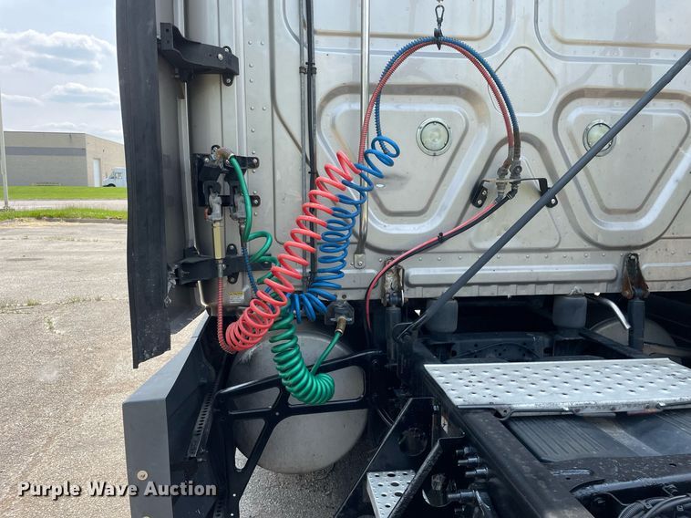 image for item LJ9685 2015 Freightliner Cascadia 125  semi truck