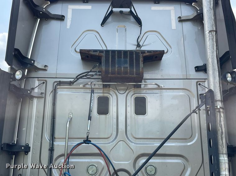 image for item LJ9685 2015 Freightliner Cascadia 125  semi truck