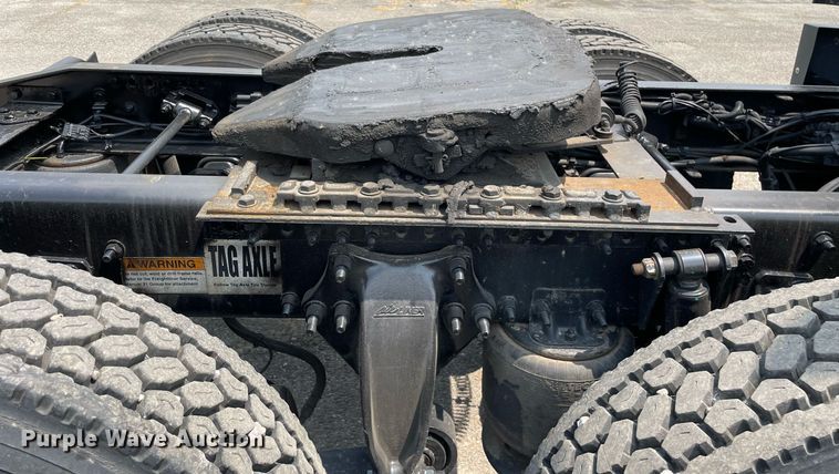 image for item LJ9685 2015 Freightliner Cascadia 125  semi truck