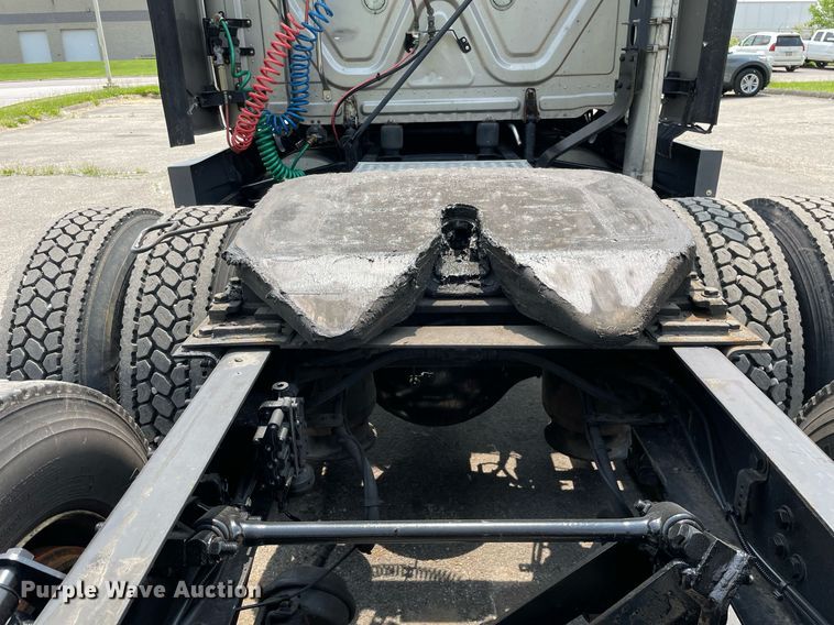 image for item LJ9685 2015 Freightliner Cascadia 125  semi truck