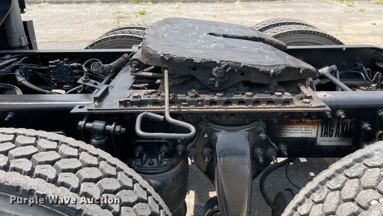 image for item LJ9685 2015 Freightliner Cascadia 125  semi truck