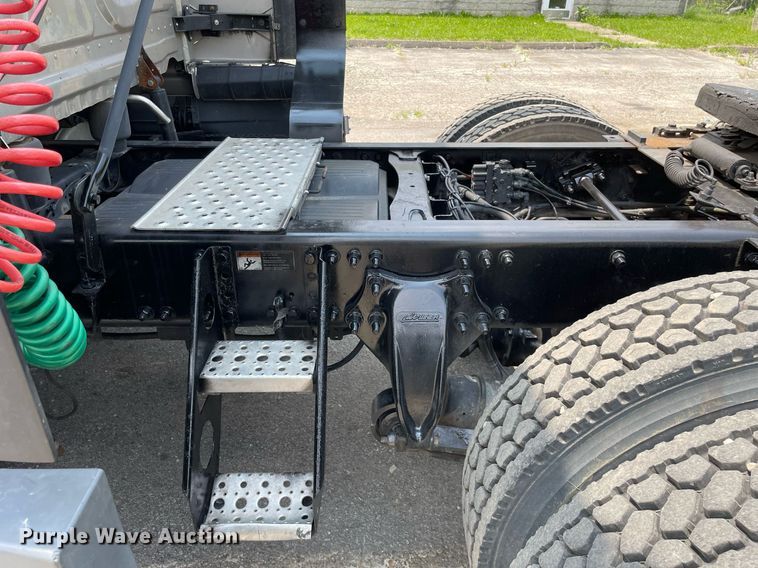 image for item LJ9685 2015 Freightliner Cascadia 125  semi truck