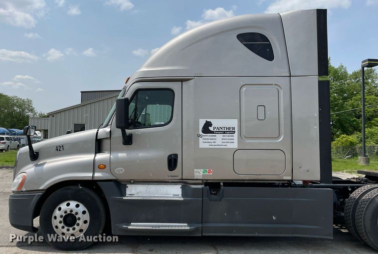 image for item LJ9685 2015 Freightliner Cascadia 125  semi truck