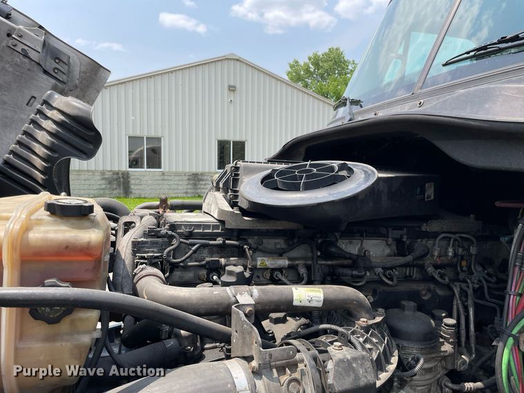 image for item LJ9685 2015 Freightliner Cascadia 125  semi truck