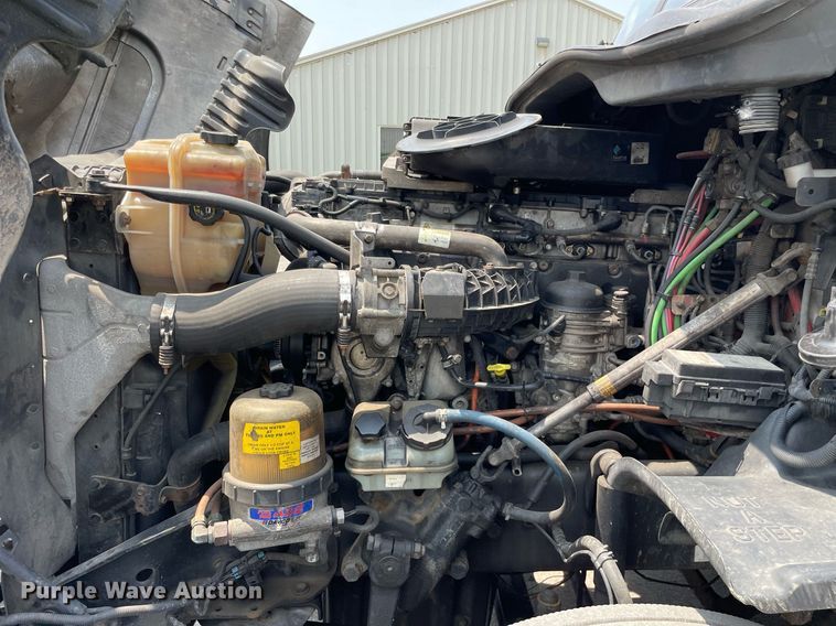 image for item LJ9685 2015 Freightliner Cascadia 125  semi truck