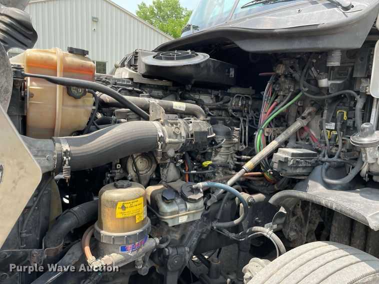 image for item LJ9685 2015 Freightliner Cascadia 125  semi truck