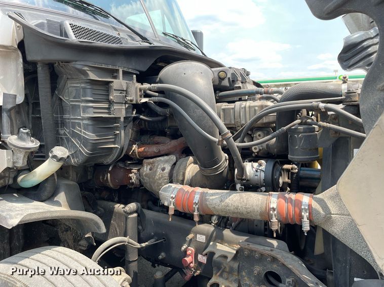 image for item LJ9685 2015 Freightliner Cascadia 125  semi truck