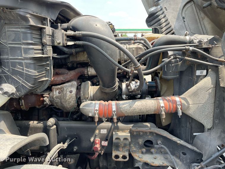 image for item LJ9685 2015 Freightliner Cascadia 125  semi truck