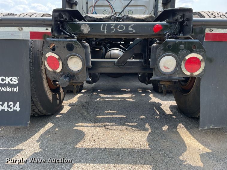 image for item LJ9685 2015 Freightliner Cascadia 125  semi truck