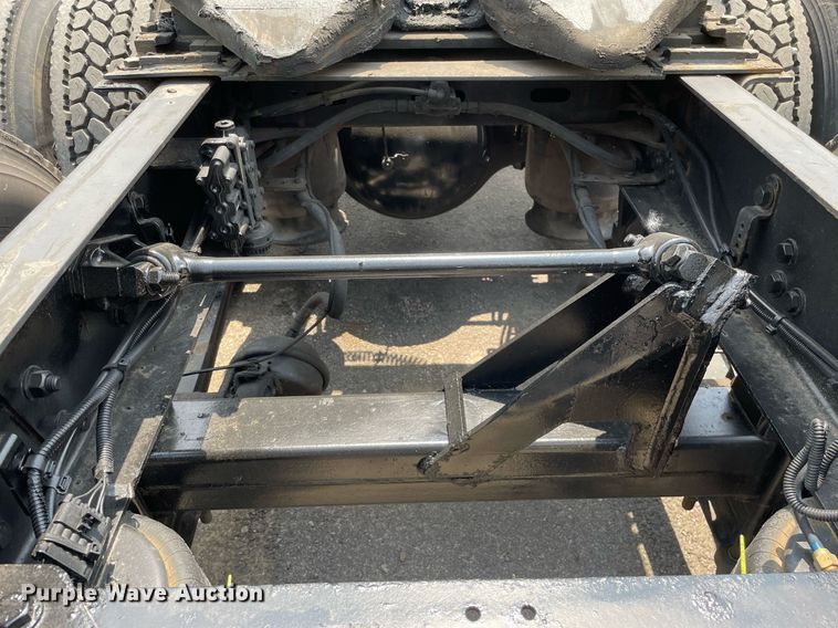 image for item LJ9685 2015 Freightliner Cascadia 125  semi truck