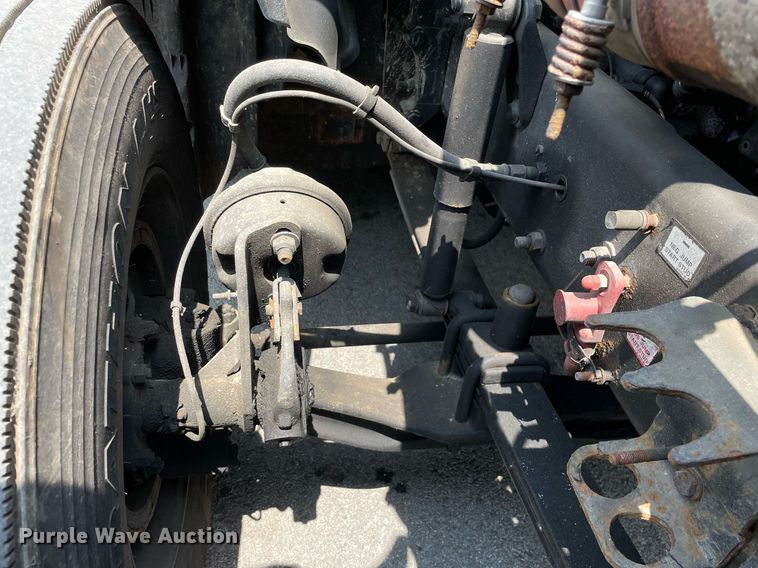 image for item LJ9685 2015 Freightliner Cascadia 125  semi truck