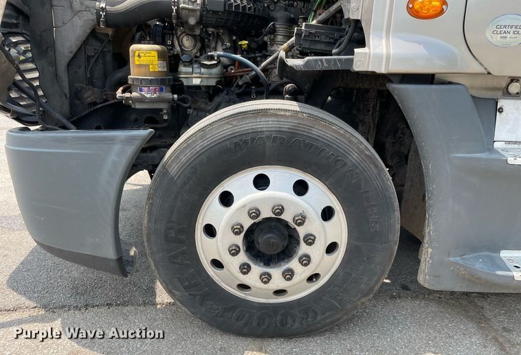 image for item LJ9685 2015 Freightliner Cascadia 125  semi truck