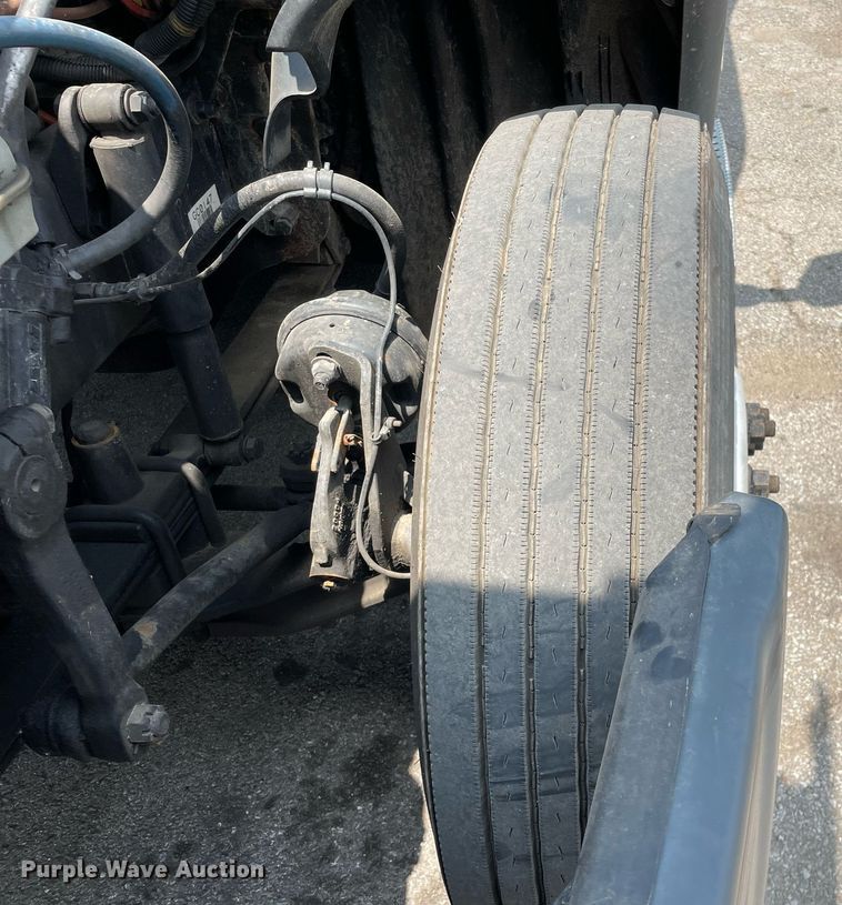 image for item LJ9685 2015 Freightliner Cascadia 125  semi truck