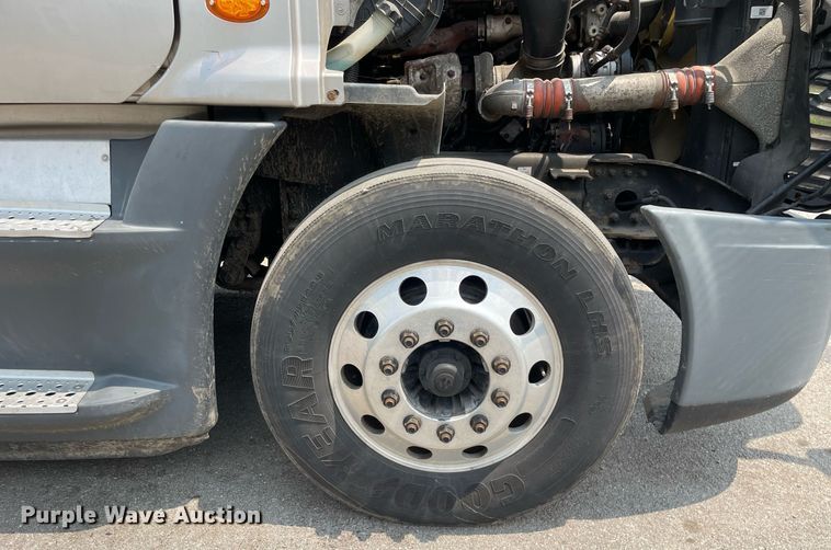 image for item LJ9685 2015 Freightliner Cascadia 125  semi truck