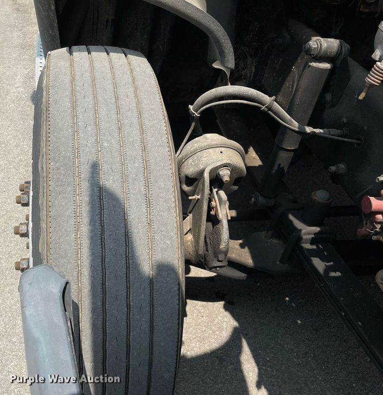 image for item LJ9685 2015 Freightliner Cascadia 125  semi truck